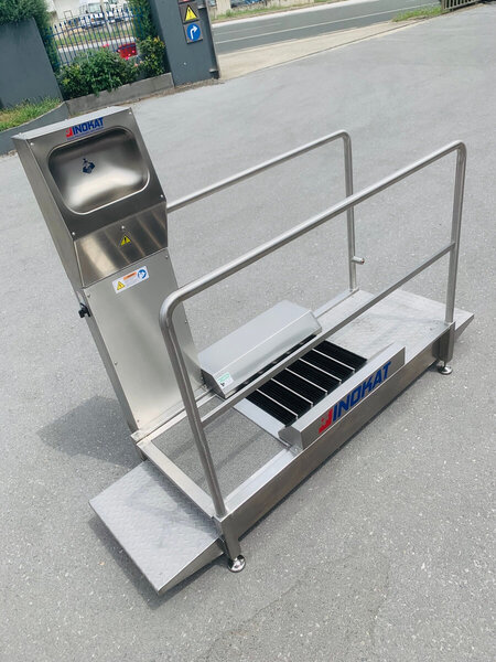 FOOTWEAR CLEANING UNIT WITH HAND AND FOOTWEAR SOLE DISINFECTION SYSTEM    Photo 4