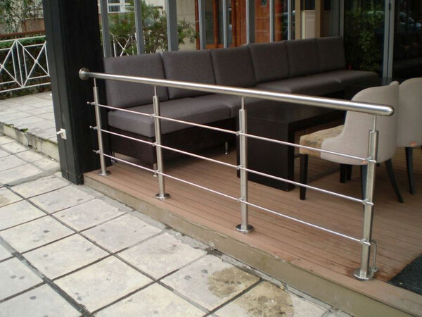 OUTDOORS RAILINGS  

 Photo 2