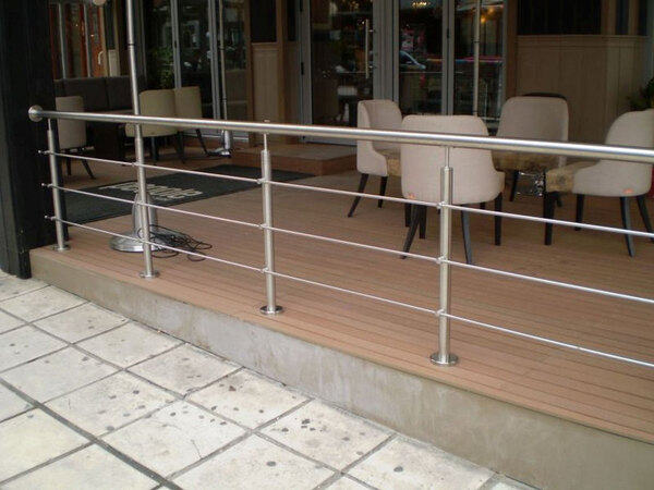 OUTDOORS RAILINGS  

 Photo 1