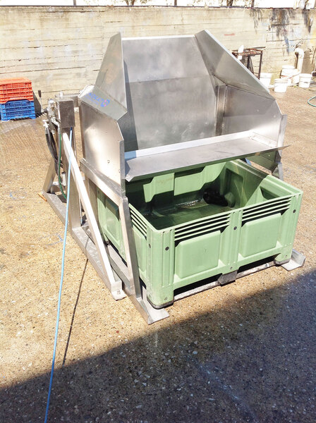 GROUND TILTING LIFTER FOR BINS   Photo 1