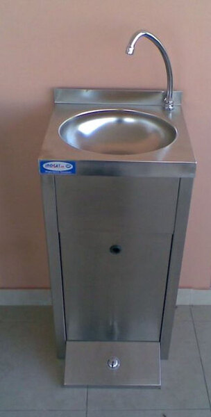 FLOOR MOUNTED SINK  

 Photo 1